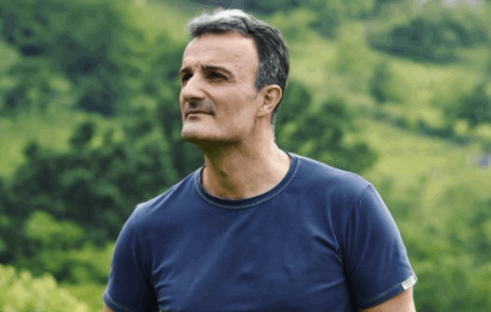 Našeg pevača žena uhvatila na delu, nastao haos zbog 20 godina mlađe <span style='color:red;'><b>koleginice</b></span>